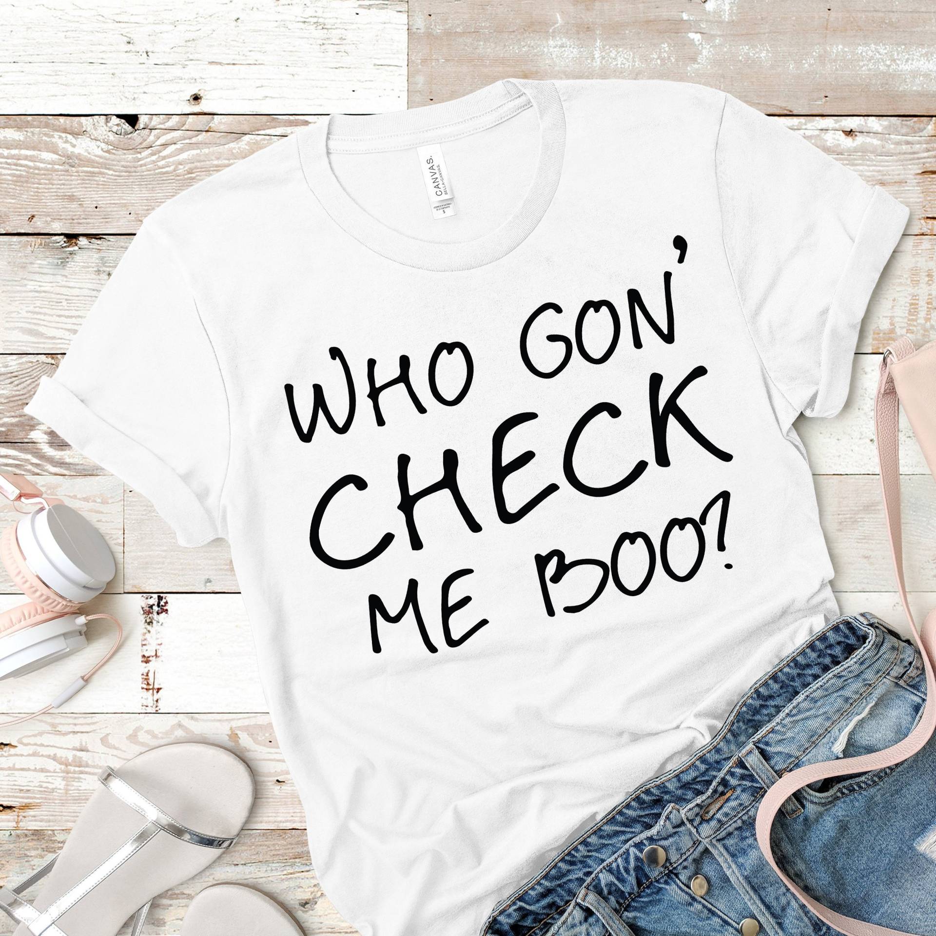 Wer Gon' Check Me Boo? | Sheree Whitfield Zitat Kurzarm Shirt Mehrere Farboptionen Auf Bestellung Wer Gon' Check Me Boo? | Sheree Whitfield Zitat Kurzarm Shirt Mehrere Farboptionen Auf Bestellung von BasicBitchDesigns