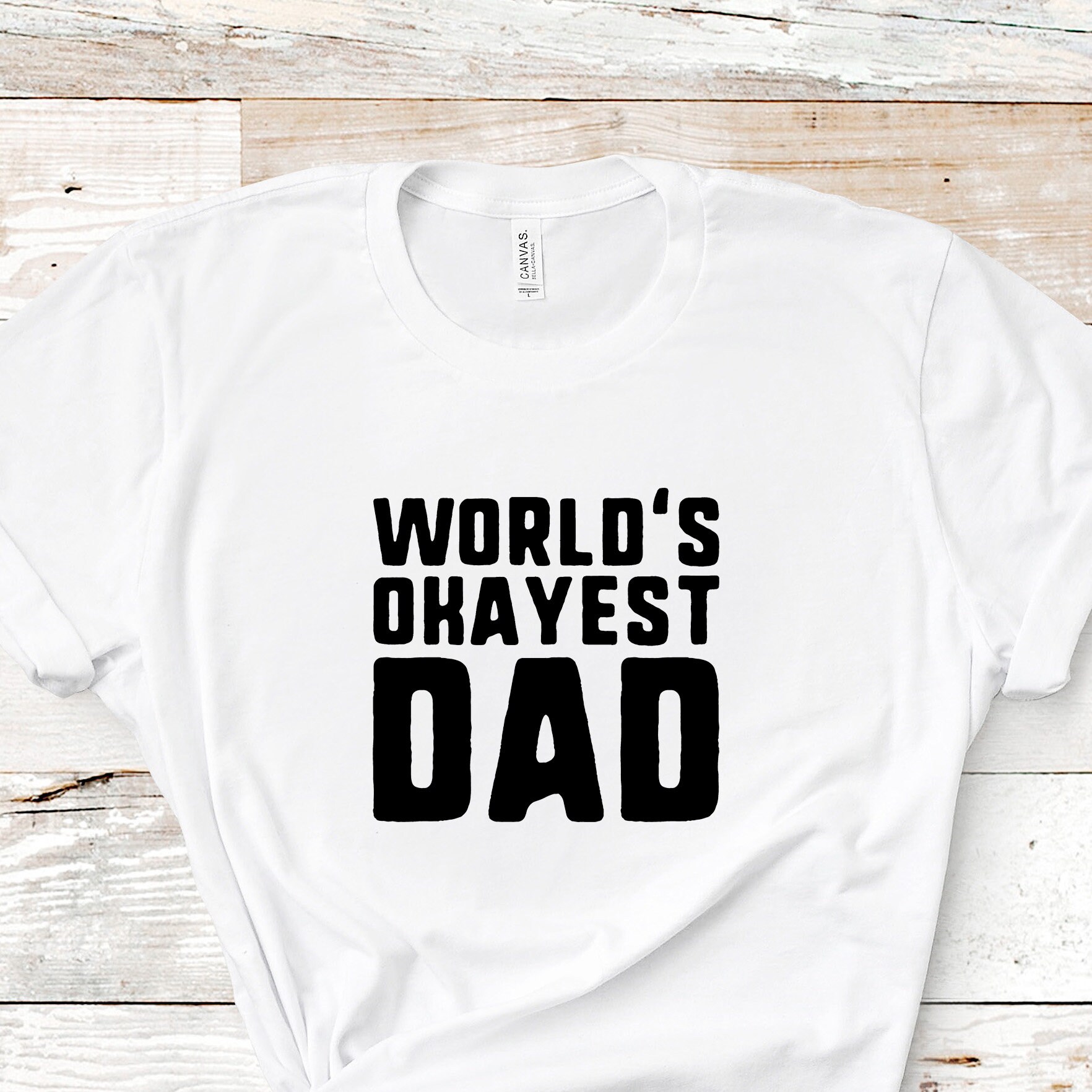 World's Okayest Dad | Unisex Kurzarm Shirt Mehrere Farboptionen Auf Bestellung von BasicBitchDesigns