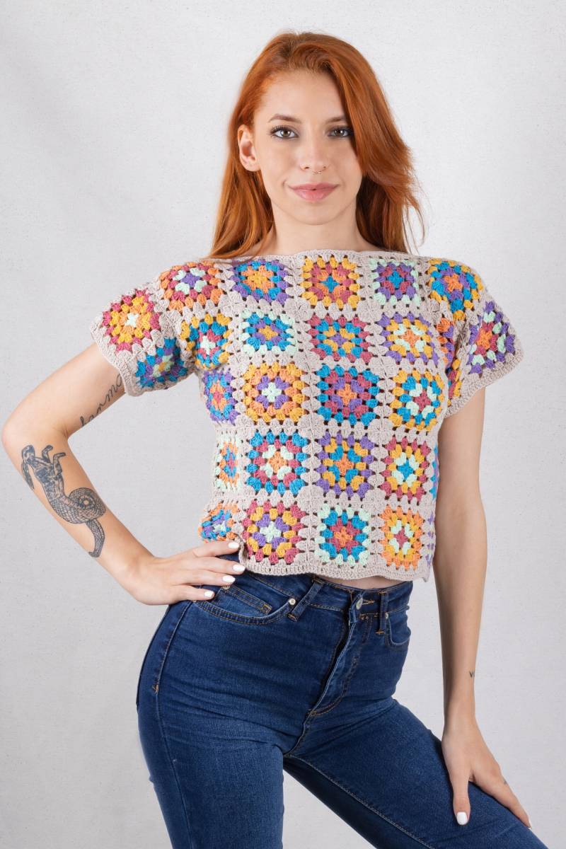 Gehäkeltes Oma Quadrat Crop Top Boho Patchwork Shirt Aus Baumwolle von BastKnitwear