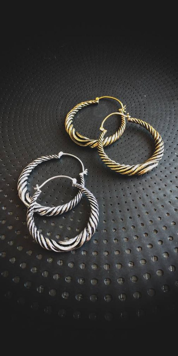 Messing Oder Versilberte Verdrehte Textur Ohrringe-Original Design-Minimalist Schmuck-Göttin Ohrringe-Bohi Schmuck-Neue Kollektion-Chic von BastaMaMaCreative