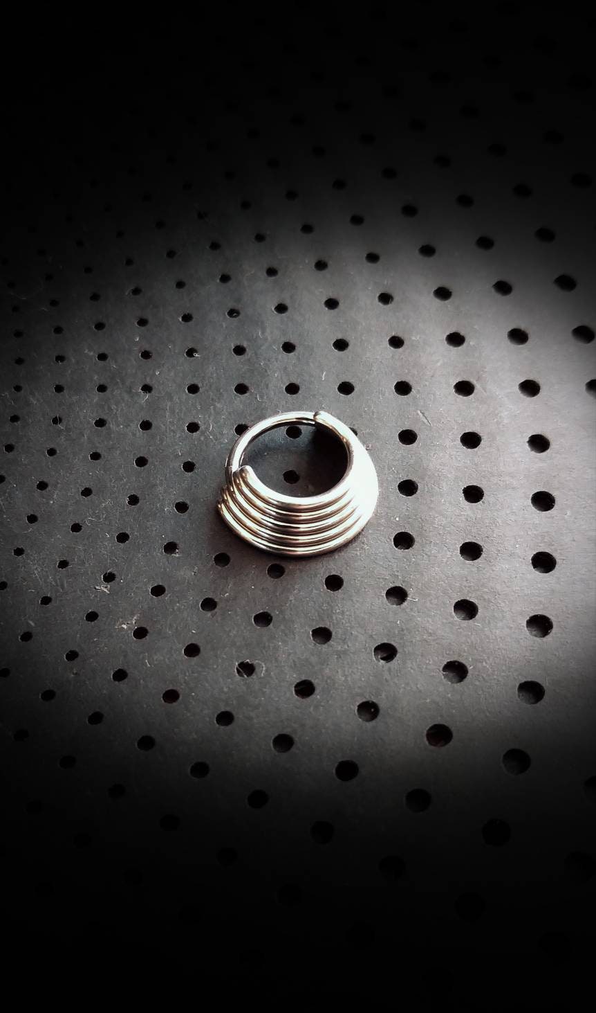Titan G23 5 Linien Septum Clicker - 1, 2 X 8 Mm Neue Kollektion Helix-Piercing Körpermodifikation Co-Design-Schmuckstücke Schickes Piercing Unisex von BastaMaMaCreative