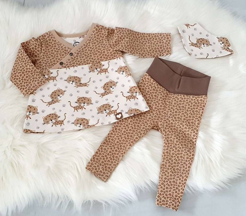 3Tlg. Babykombination - Kimi Und Spots- Gr. 68 Bestehend Aus Einer Tunika Mit Dazu Passender Babyleggings Einem Dreiecklatz von Bastelsurium