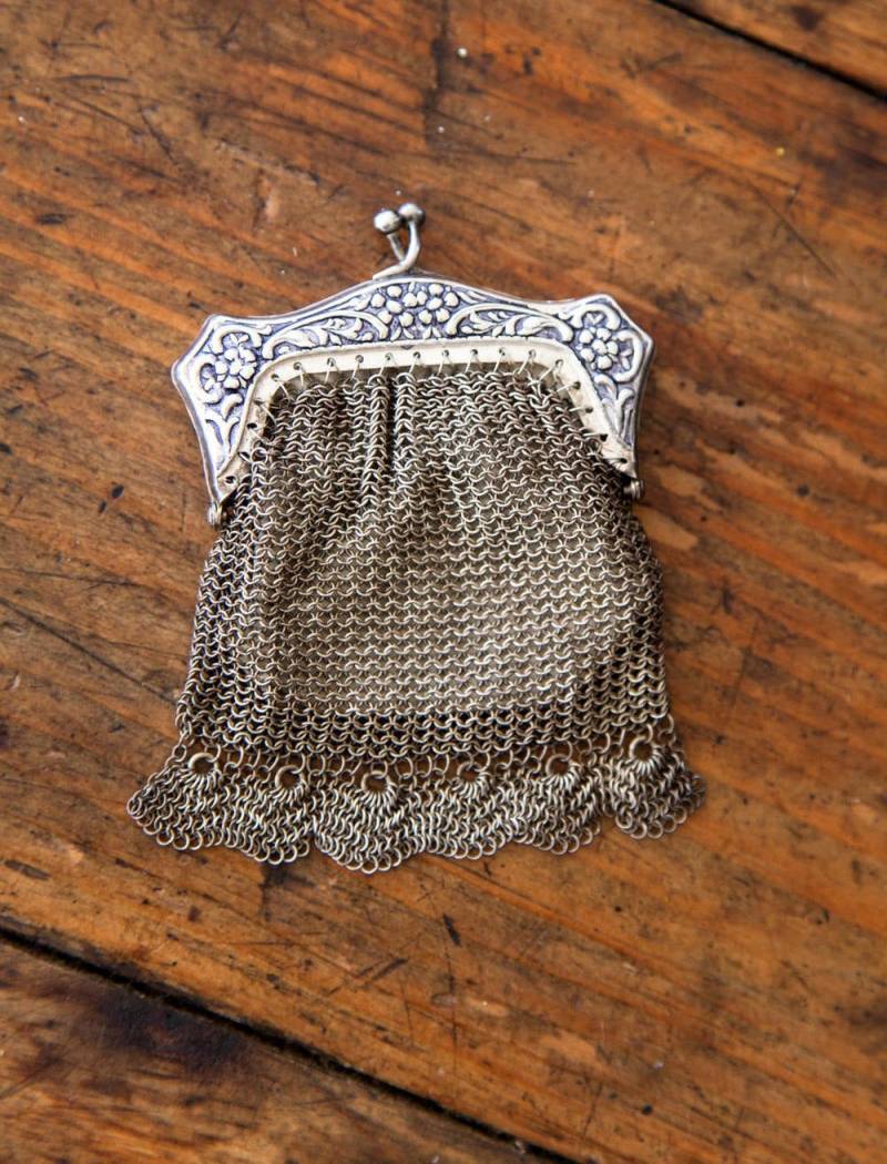 Antikes Versilbertes Gehäkeltes Netz Portemonnaie - Extra Small Brosche/Schmuck Made in Germany von BastideAntique