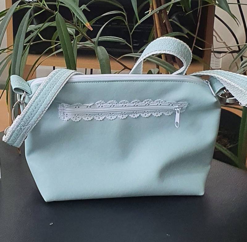 Süße Umhängetasche/Crossbodybag in Pastell Mint Mit Weißer Spitze von BastiniHandmade