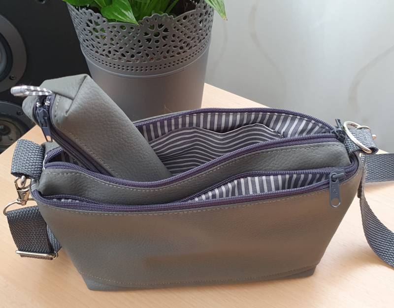 Umhängetasche/Crossbodybag Aus Kunstleder in Grau Mit Passendem Mäppchen Etui Im Set von BastiniHandmade