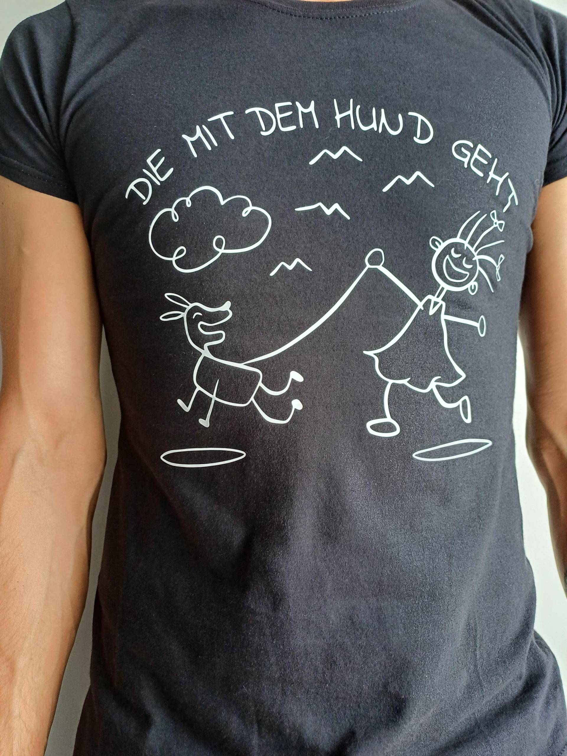 T-Shirt Damen „Die Mit Dem Hund Geht" | Schwarz Slim Fit Hundemotiv Geschenk Für Hundeliebhaberinnen Gassi Tierliebe Fun von BastisDruckmomente