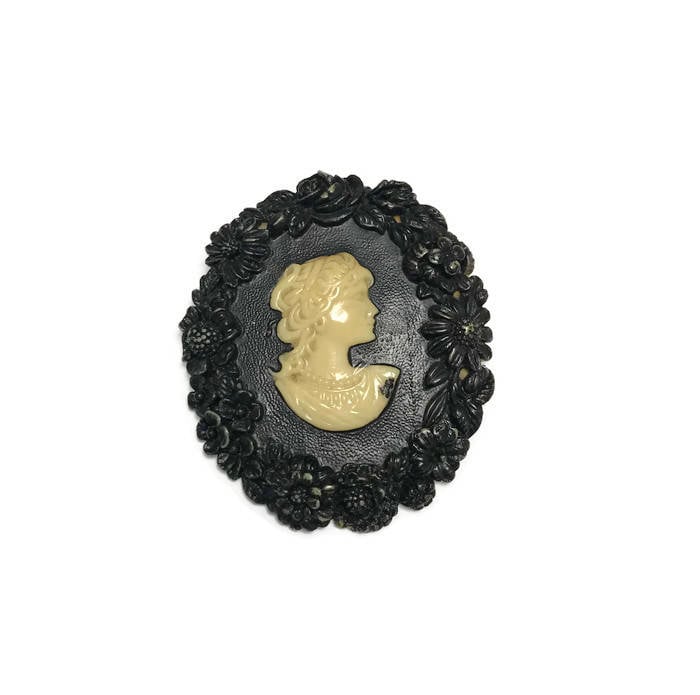 Geschnitzte Celluloid Kamee, Brosche, Vintage 1940Er Frühe Kunststoff Pin, Modeschmuck von BatCityVintage