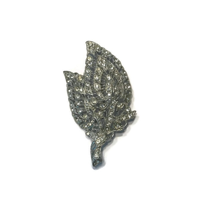 Signierte New England Glas Werke Brosche, Art Deco Pave Strass Blatt Modeschmuck von BatCityVintage