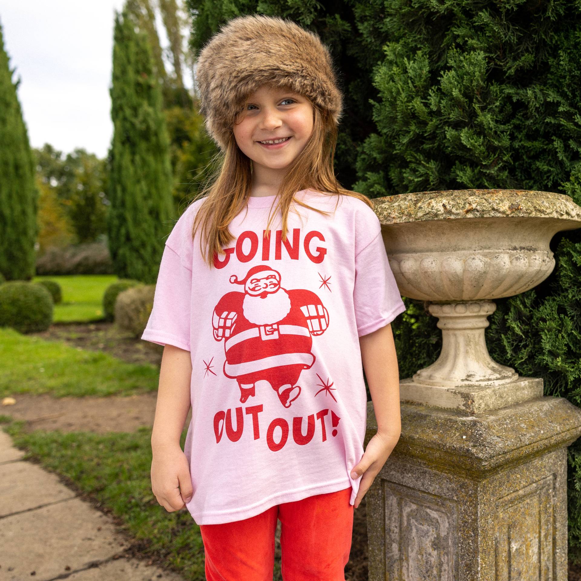 Ausgehen Santa Girls' Christmas T-Shirt von Batch1UK