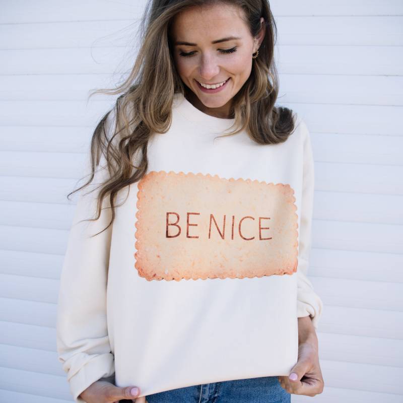 Be Nice Damen Keks Grafik Sweatshirt von Batch1UK
