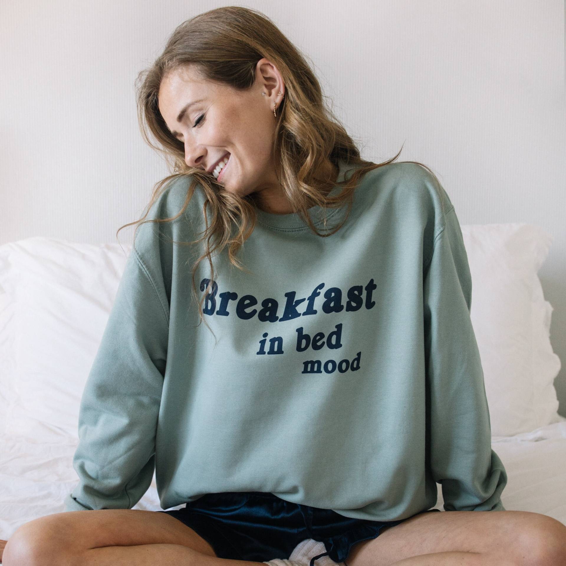 Breakfast in Bed Mood Damen Spruch Sweatshirt von Batch1UK