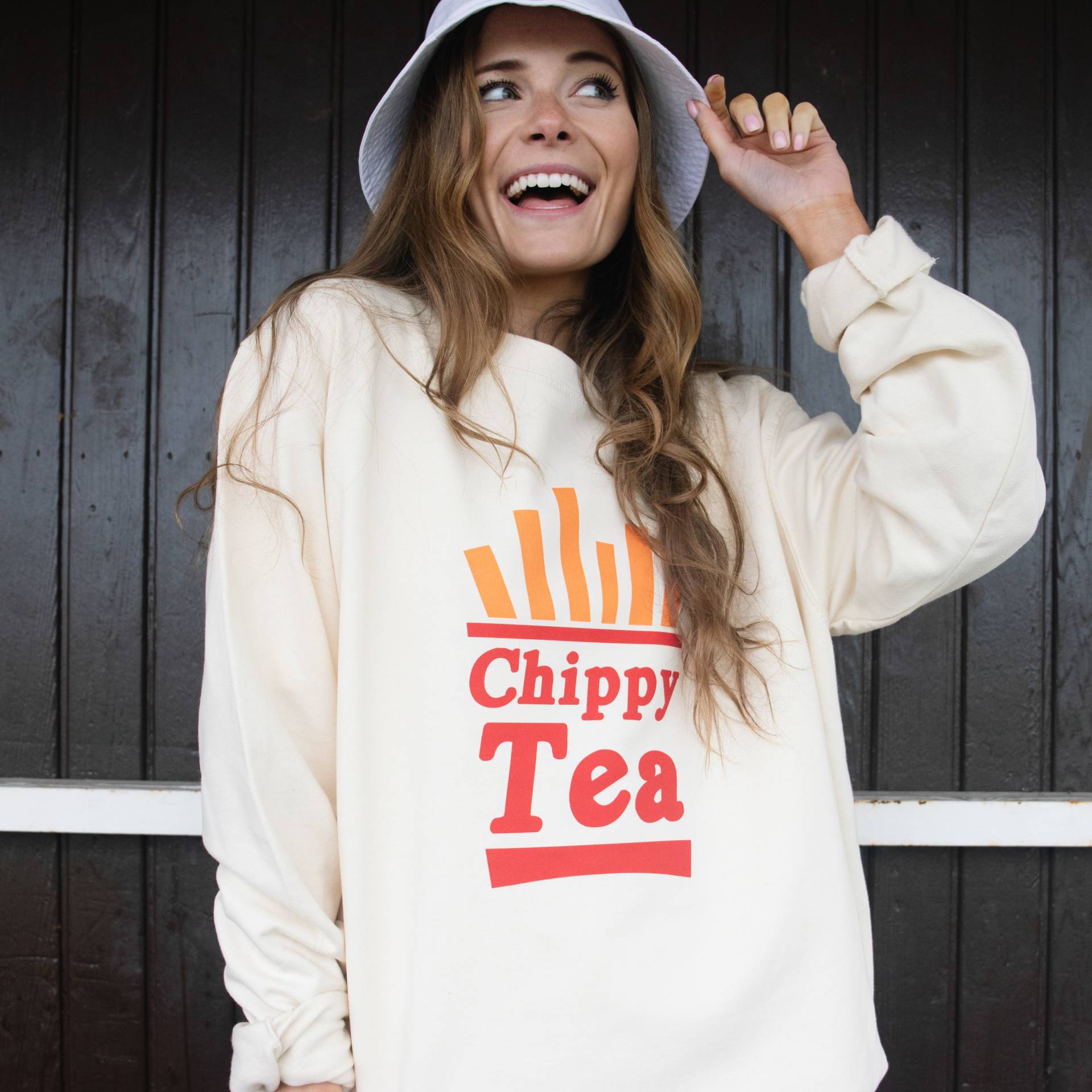 Chippy Tea Damen Spruch Sweatshirt Mit Chips Grafik von Batch1UK