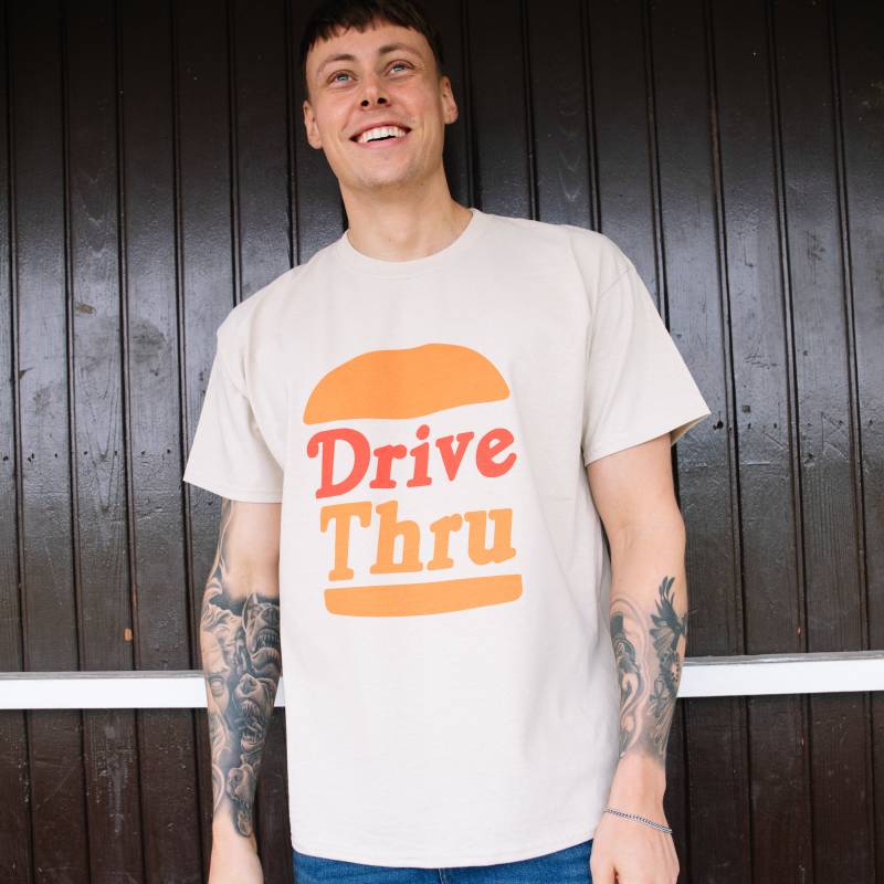 Drive Thru Herren Slogan T-Shirt Mit Burger Grafik von Batch1UK