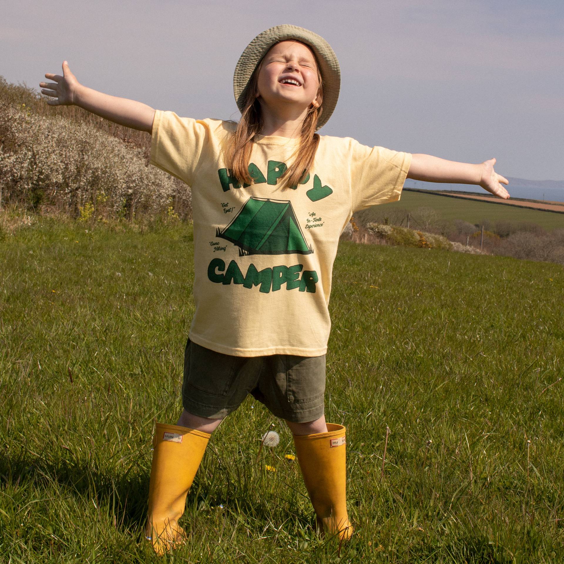 Happy Camper Mädchen T-Shirt Mit Slogan von Batch1UK