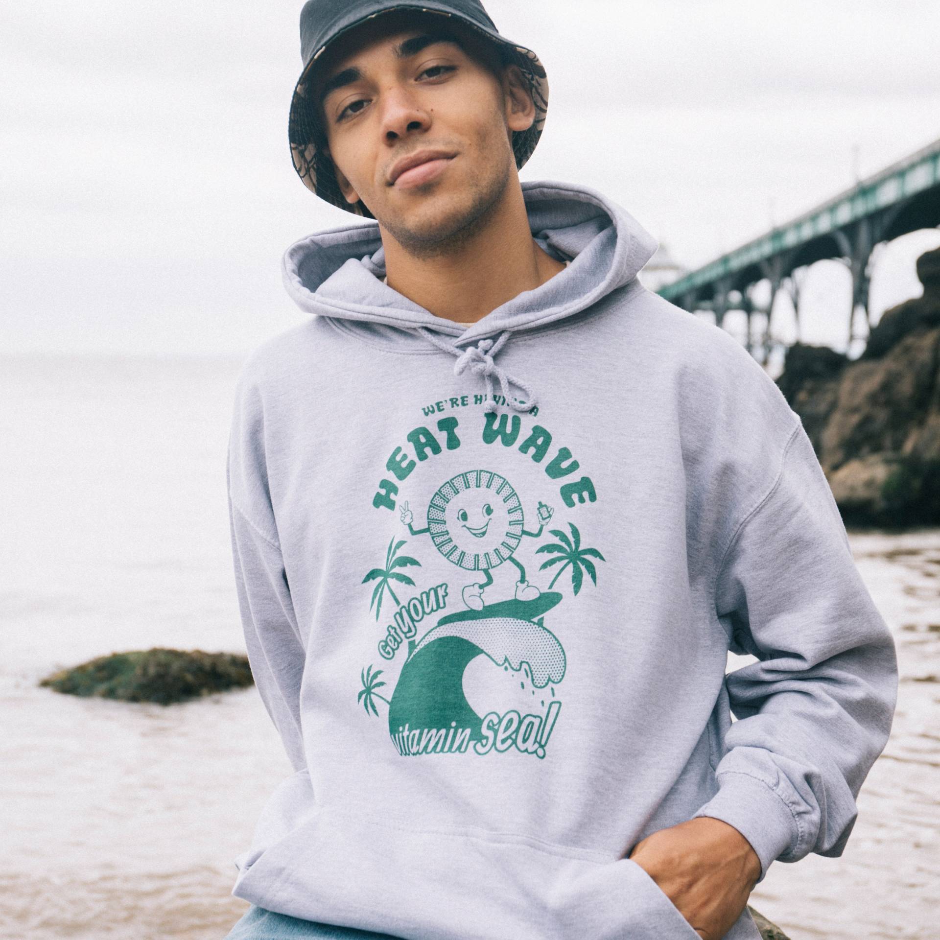 Heat Wave Herren Spruch Hoodie Mit Surfing Sonne Grafik von Batch1UK