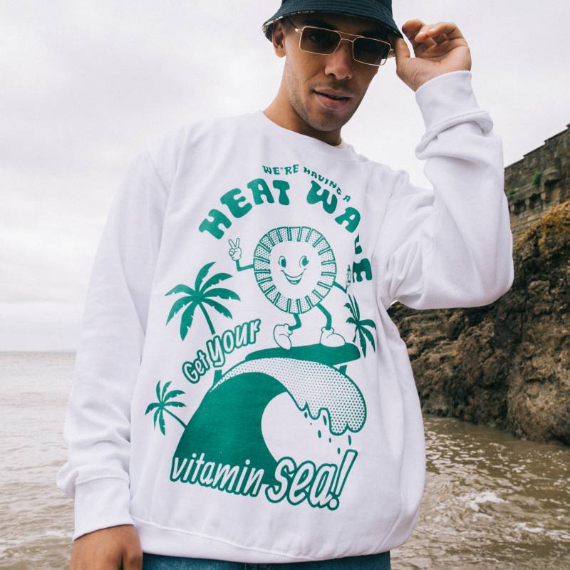 Heat Wave Herren Spruch Sweatshirt Mit Surfing Sonne Grafik von Batch1UK