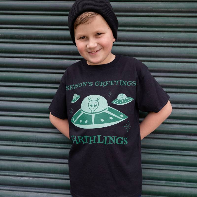 Seasons Greetings Jungen Alien Weihnachten T-Shirt in Schwarz von Batch1UK