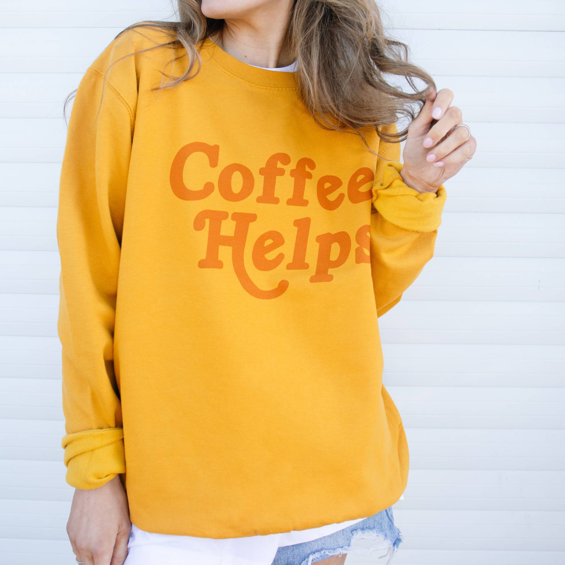 Kaffee Hilft Damen Spruch Sweatshirt von Batch1UK