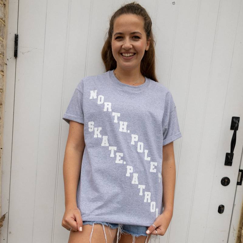 Nordpol Skate Patrol Damen Weihnachten T-Shirt in Grau von Batch1UK