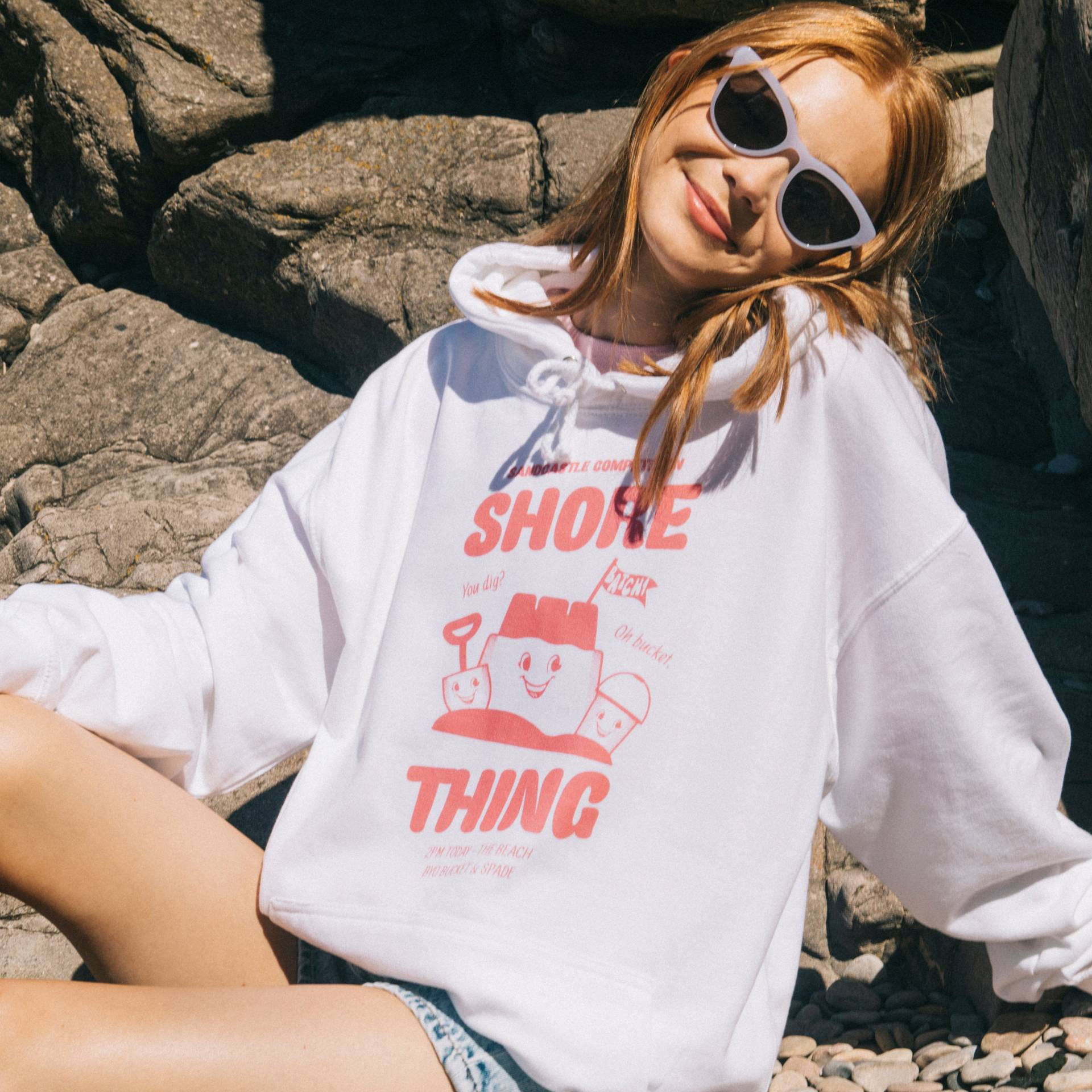 Shore Thing Damen Slogan Hoodie Mit Sandcastle Grafik von Batch1UK