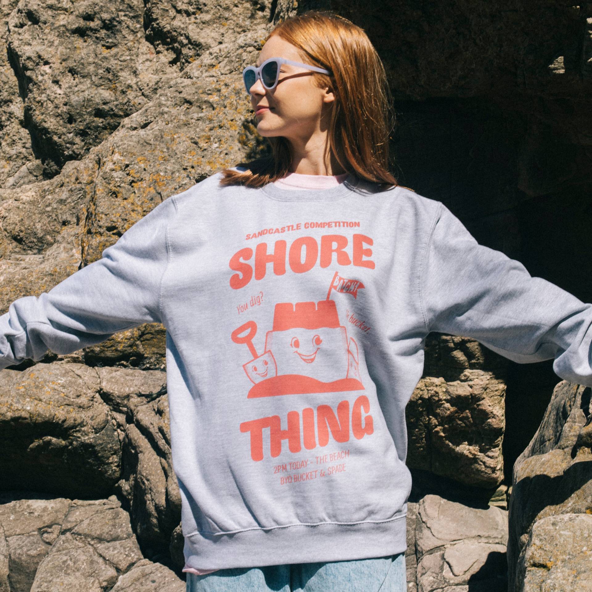 Shore Thing Damen Spruch Sweatshirt Mit Sandcastle Grafik von Batch1UK