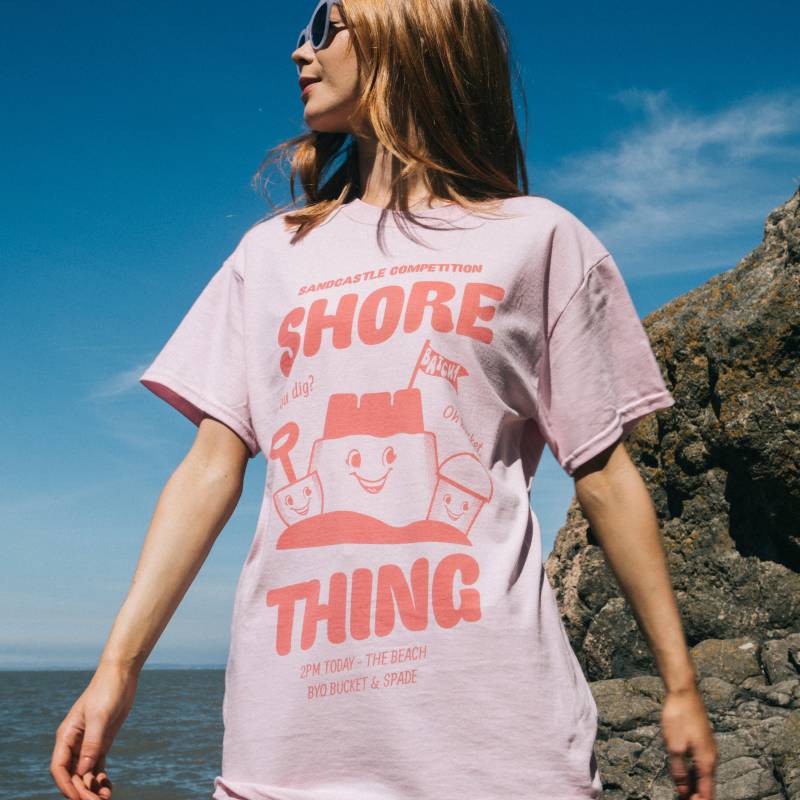 Shore Thing Damen Spruch T-Shirt Mit Sandcastle Grafik von Batch1UK