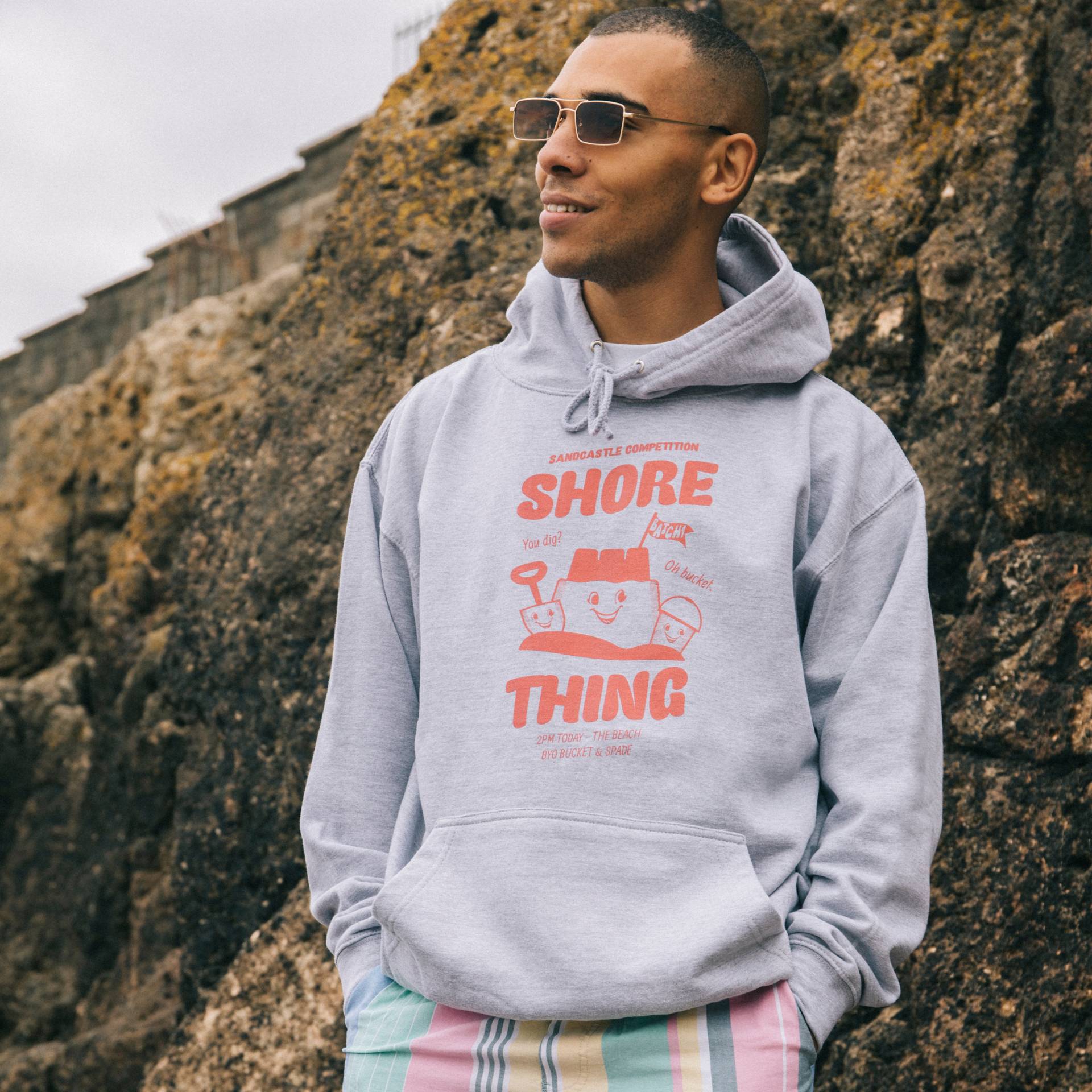 Shore Thing Herren Slogan Hoodie Mit Sandcastle Grafik von Batch1UK