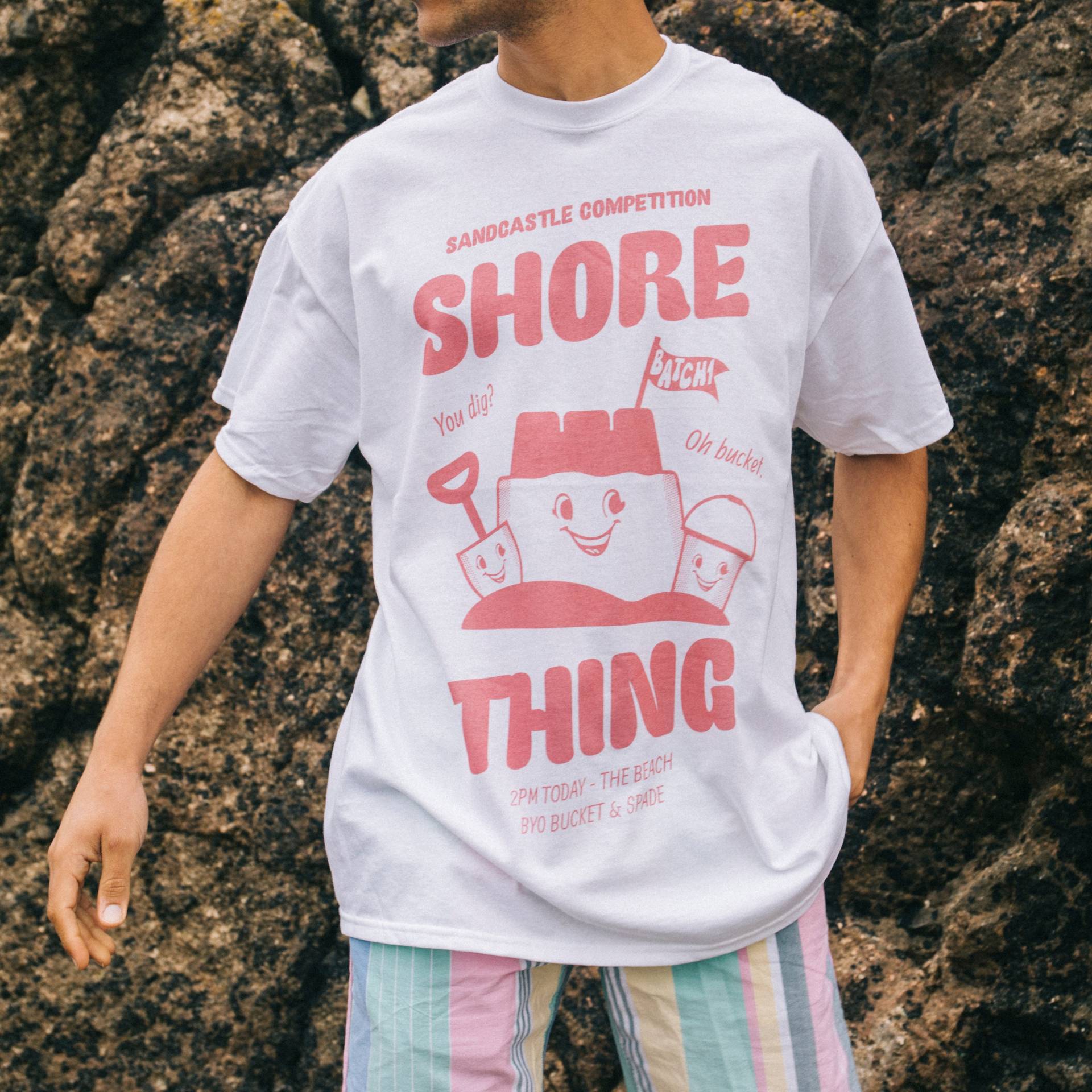 Shore Thing Herren Spruch T-Shirt Mit Sandcastle Grafik von Batch1UK