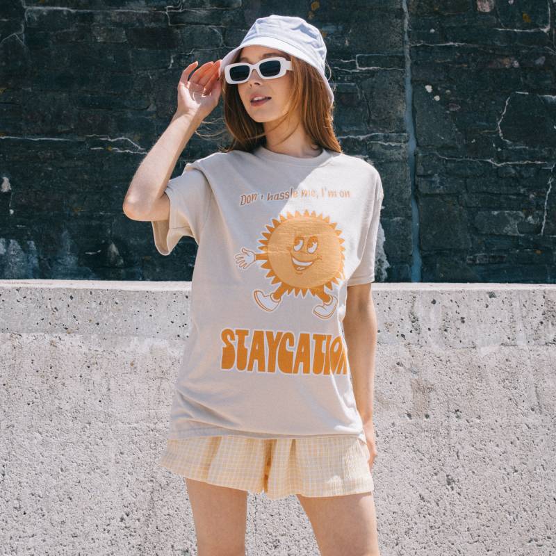 staycation Damen Spruch T-Shirt Mit Sonnen Grafik von Batch1UK
