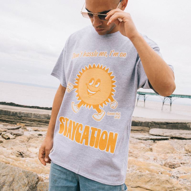 staycation Herren Spruch T-Shirt Mit Sonnen Grafik von Batch1UK