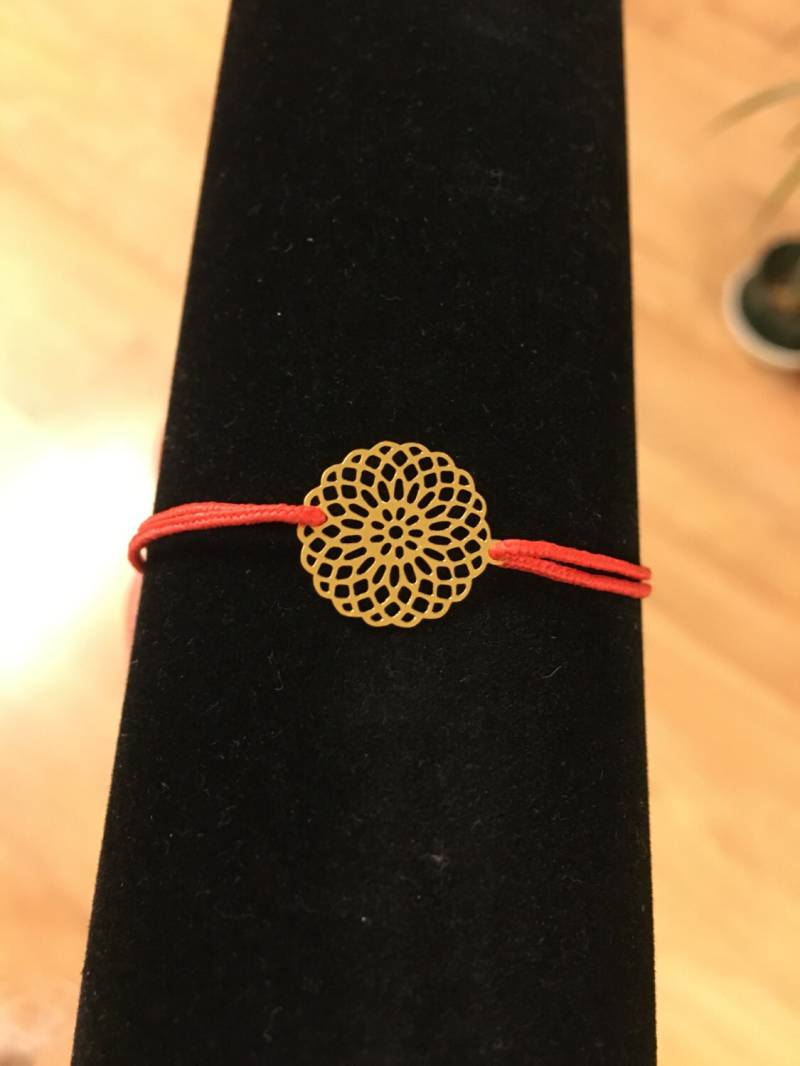 Kleine Goldene Rosace Filigrane An Modekordel Kleine Goldene Rosace Filigrane An Modekordel von Batchik