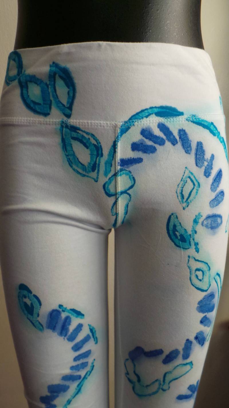 Handgefertigte Batik Direkte Anwendung Eine Art Yoga, Workout Oder Alltägliche Leggings. Dabyl00006 von BatikArtsStudio
