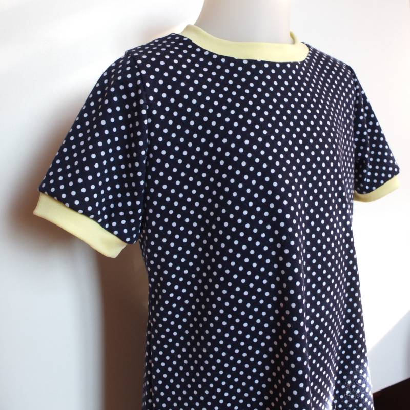 T-Shirt-Kleid Aus Bio-Baumwolljersey, Marineblau Mit Weißen Punkten, Anisgelbe Ränder, Kurze Ärmel, Größen 2 Jahre 4 8 von Batistine