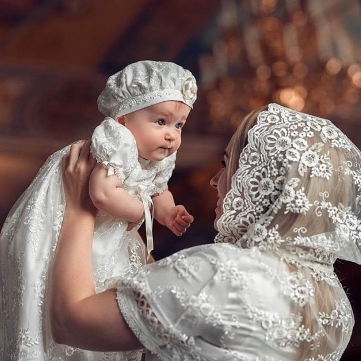 Spitze Taufkleid Weißes Taufkleid Mit Swarovski Stein von BattesimoLove