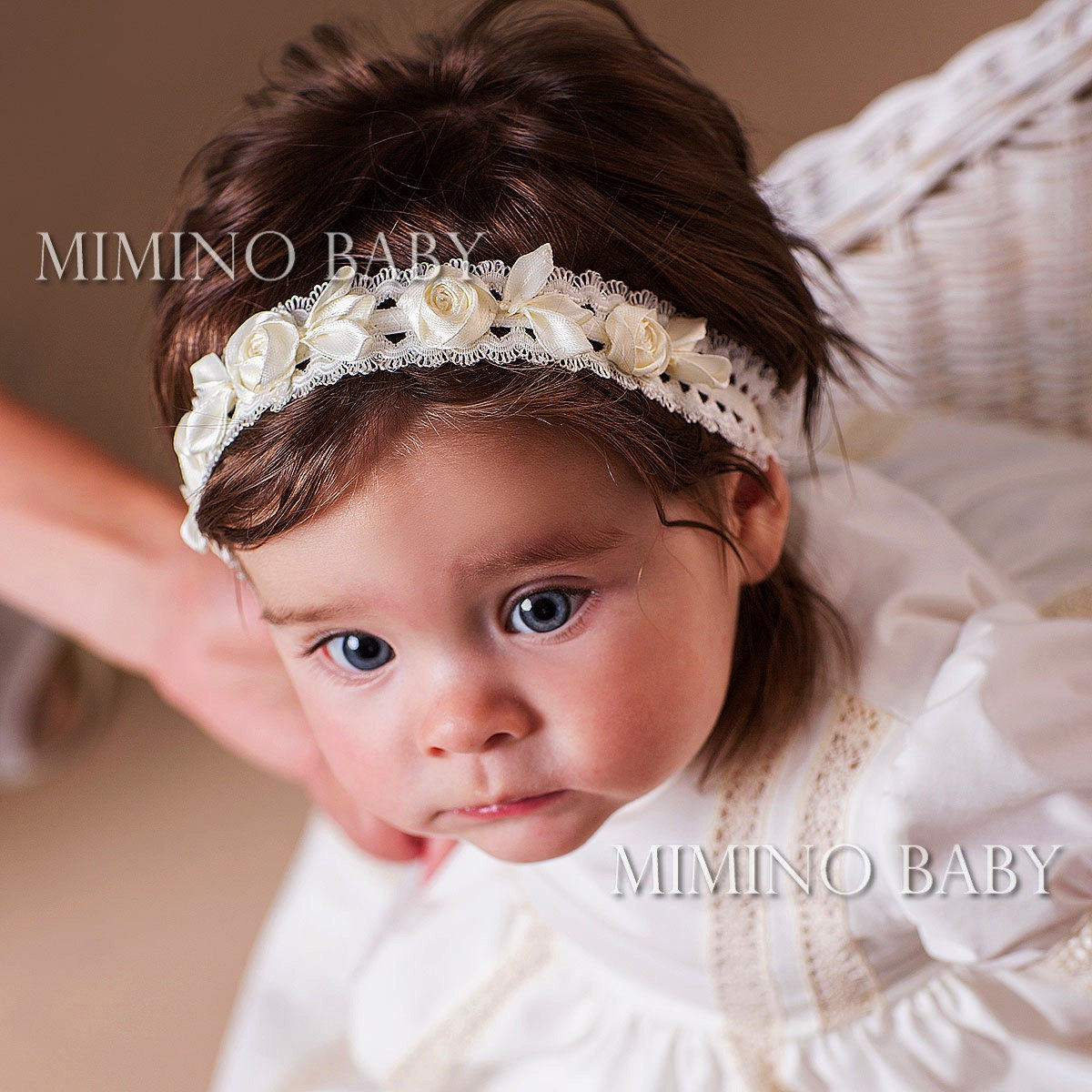 Vintage Taufhaarband Baby Mädchen Taufe Outfit, Spitzenrosen von BattesimoLove