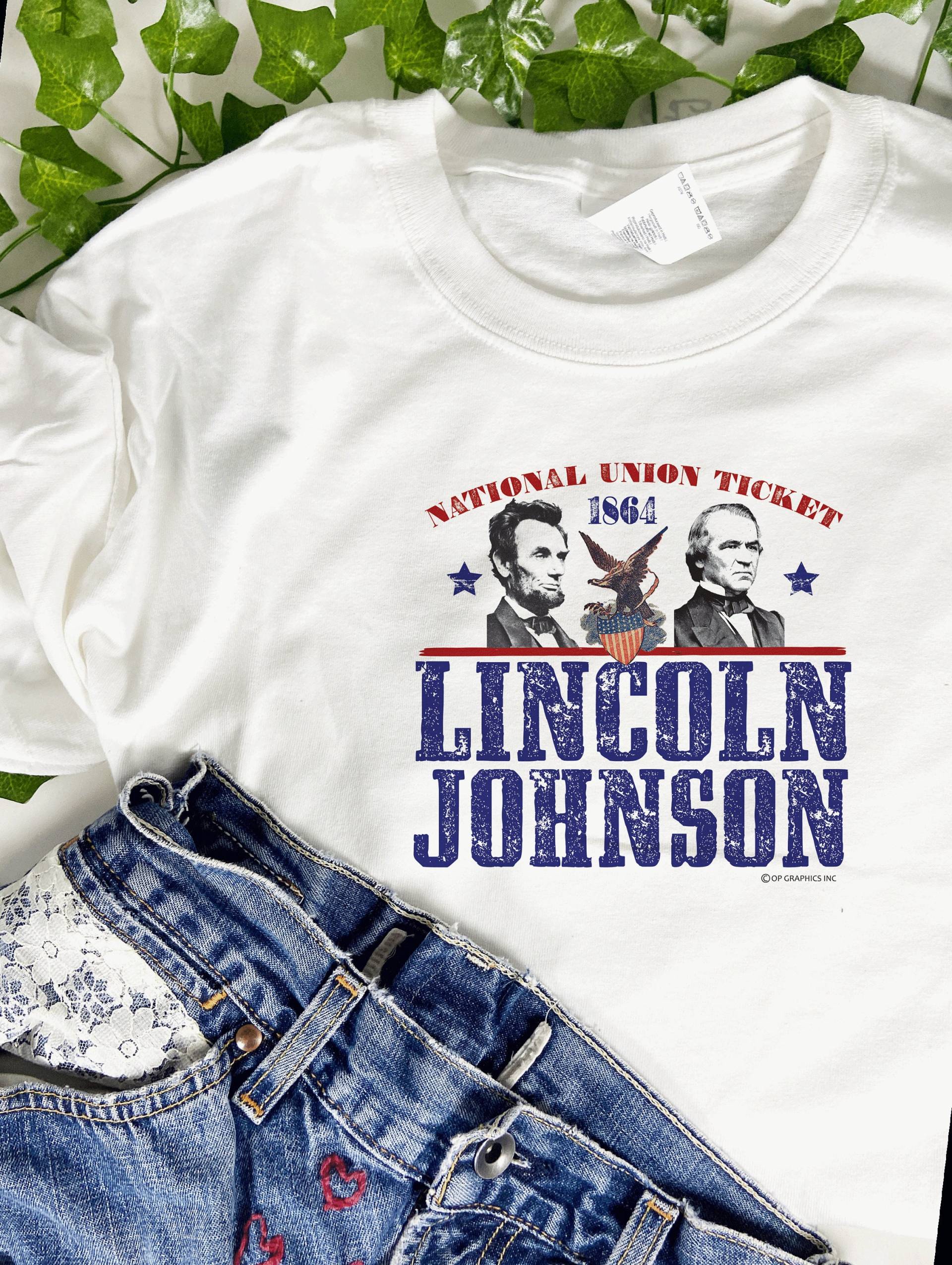 Lincoln Johnson Wahl 1864 Bürgerkrieg Bedruckt 100% Baumwolle Geschenk T-Shirt Lincoln Johnson Wahl 1864 Bürgerkrieg Bedruckt 100% Baumwolle Geschenk T-Shirt von BattlefieldDryGoods