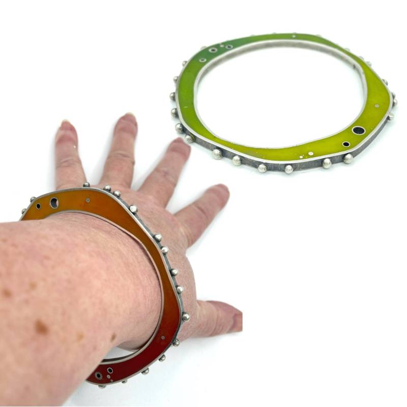 Harz Silber Armreif Armband Reversible Grün Orange Ombre Riesen Oval Anhänger von Baubbly