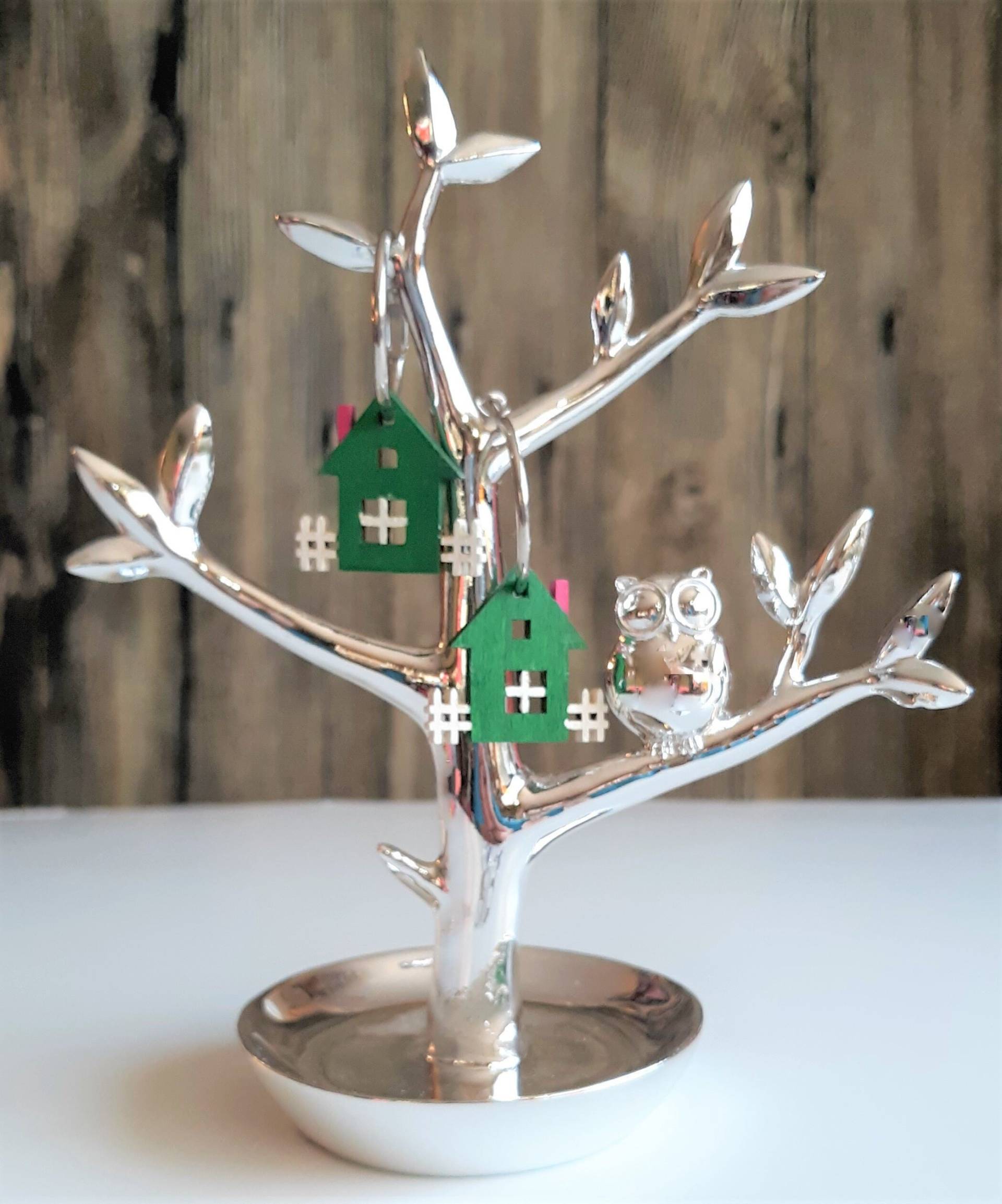 Grünes Haus Creolen ~ Handbemaltes Holz Edelstahl Grünes Haus Creolen ~ Handbemaltes Holz Edelstahl von BaubleAndVerve