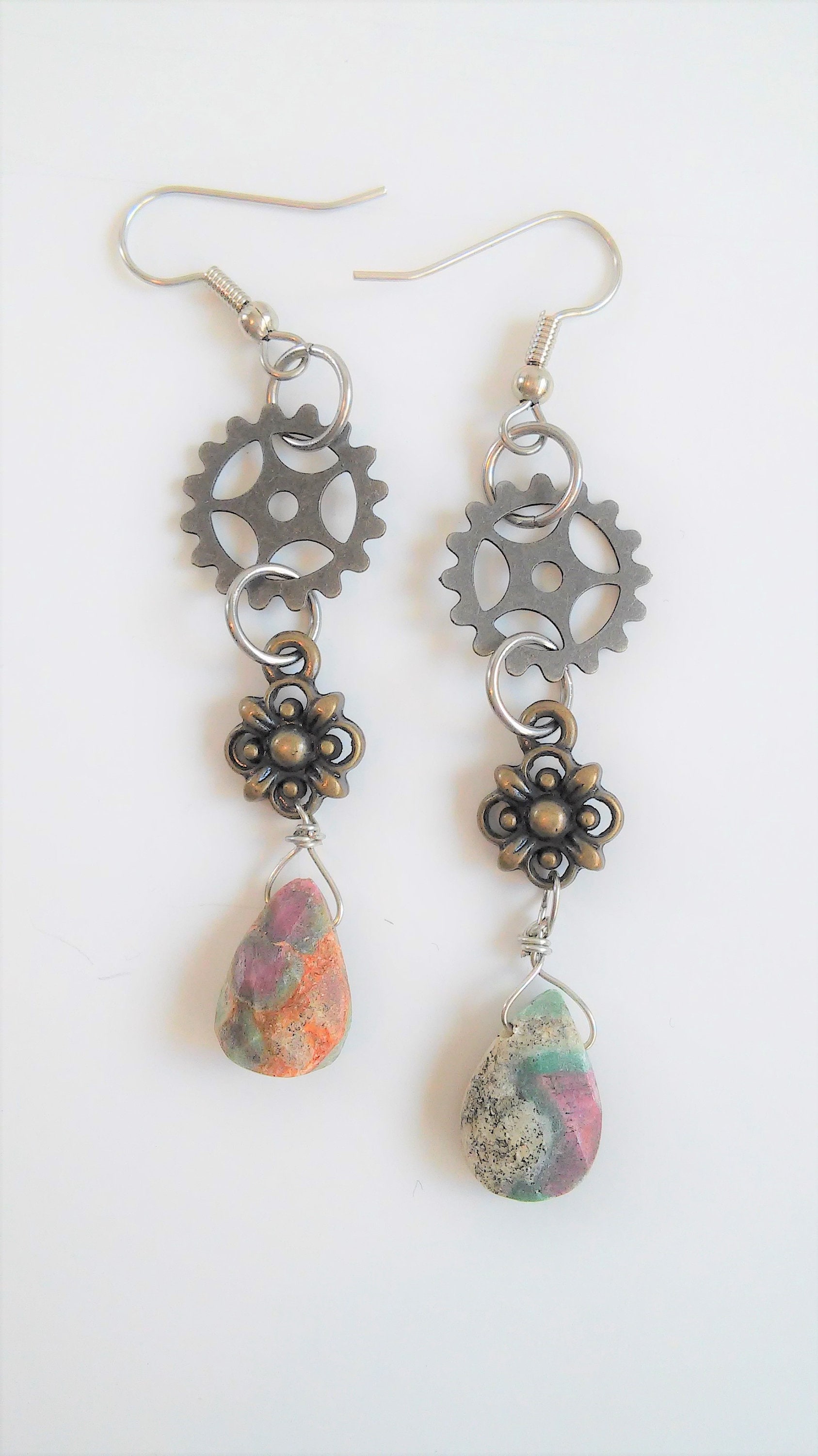steampunk Inspiriert Rubin in Fuchsite Edelstein Ohrringe steampunk Inspiriert Rubin in Fuchsite Edelstein Ohrringe von BaubleAndVerve