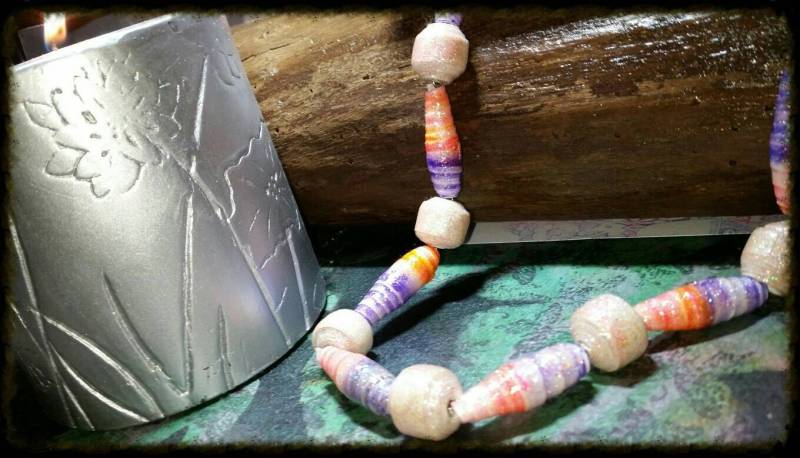 Alle Von Hand Gerollt, Papier Perlen, Glitzernde Aber Unter - Pastell Halskette Angegeben von BaubleCatBoutique