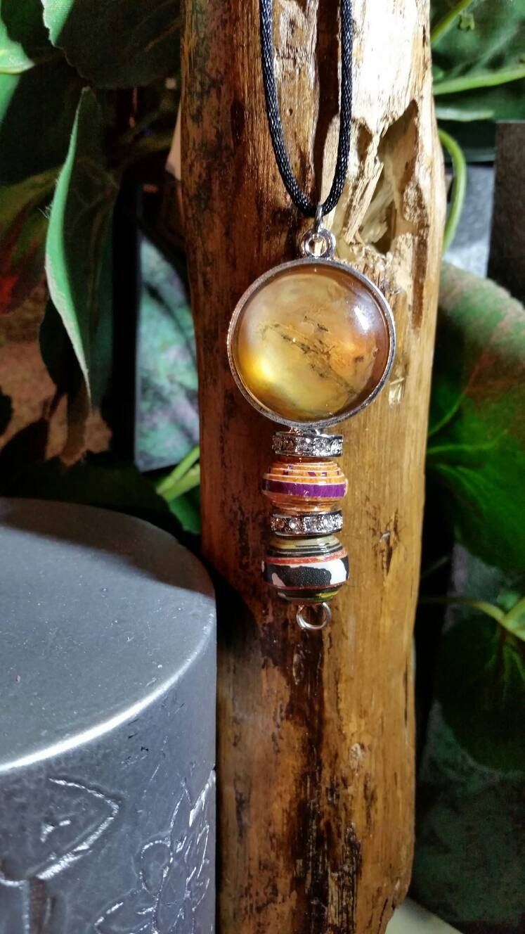 Planeten-Anhänger Mit Zwei Büttenpapier Perlen Und Scheiben von BaubleCatBoutique