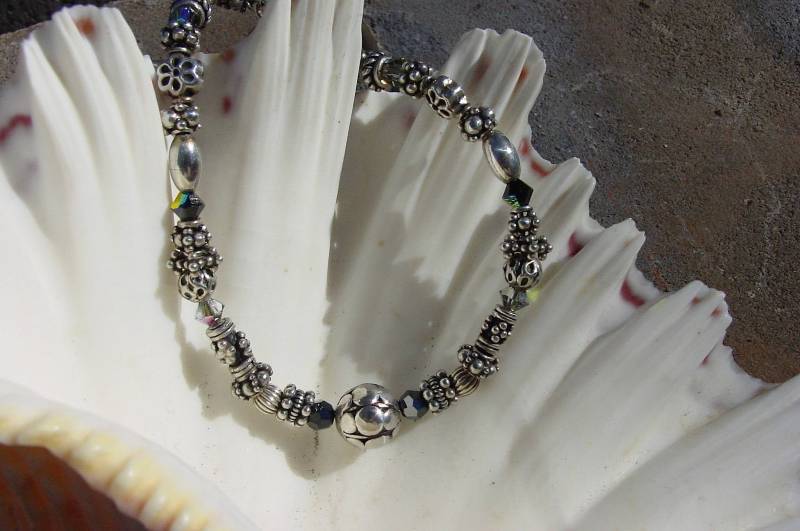 Bali Sterling Silber Armband, Poliert Armband Und Swarovski Kristall Perlen Armbänder von BaublesHandcrafted