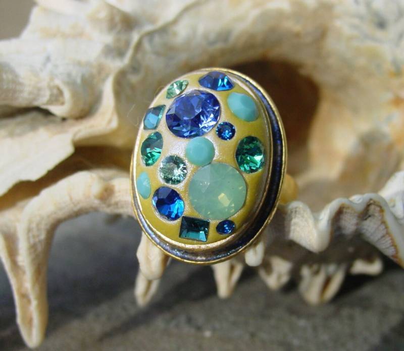 Blau Swarovski Kristall Chaton Ring, Bling Gelber Kristallton Einstellbarer Vergoldeter Ring Aus Zinn, Kobalt Und Gelb von BaublesHandcrafted