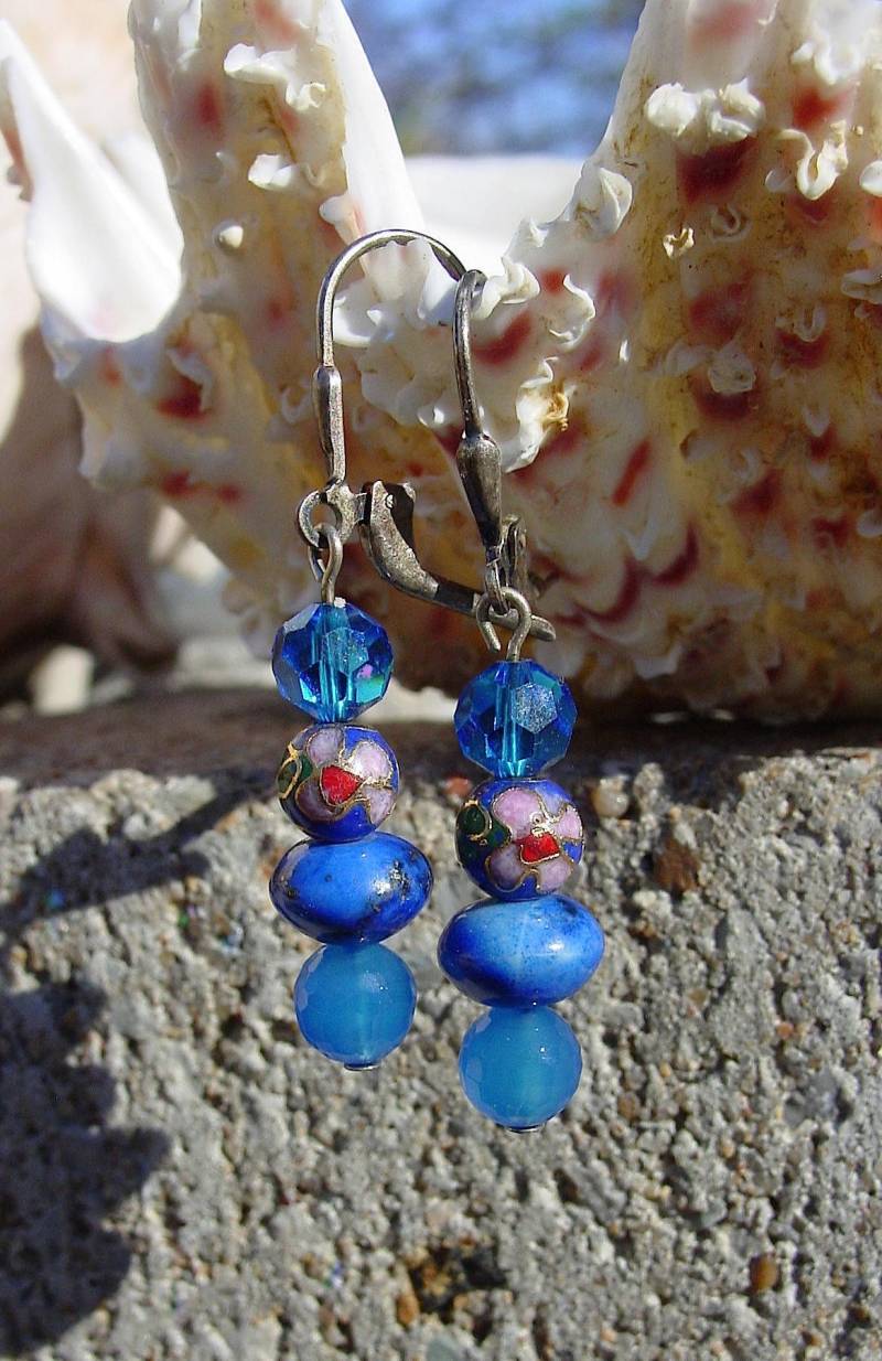 Blauer Lapis, Quarz, Cloisonné Und Swarovski Kristall Capri Blau Ohrringe, Lapis Blauquarz Ohrringe von BaublesHandcrafted