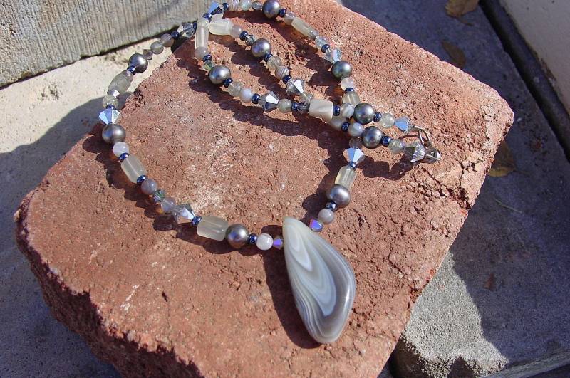Bourgeois Boho Botswana Achat, Süßwasserperlen, Grauer Mondstein, Labradorit Und Swarovski Kristall Halskette, Einzelstück von BaublesHandcrafted