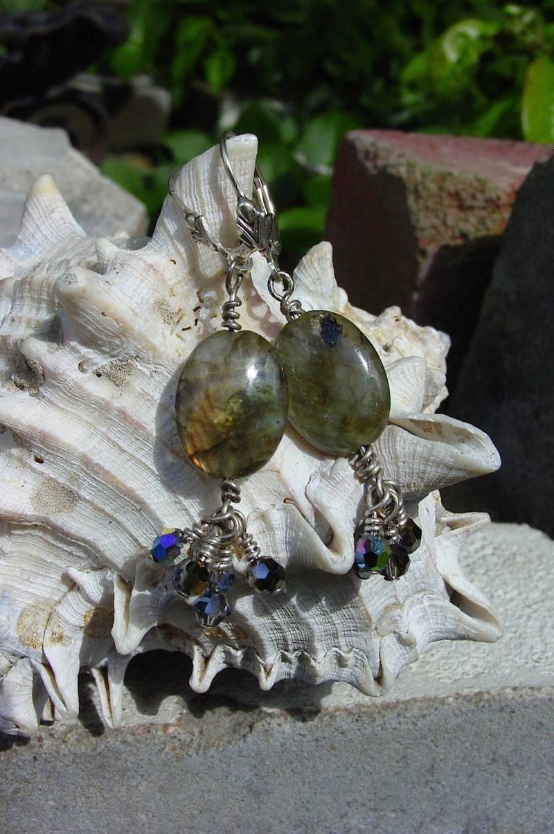 Bourgeois Labradorit Ohrringe, Swarovski Kristall Baumeln Ohrringe Mit Sterling Silber Ohrhaken. Goldhaufen von BaublesHandcrafted