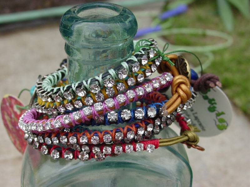 Farbiges Lederband Armband, Strass Kettenarmband, Knopfverschluss, Glamour Boho Armband von BaublesHandcrafted