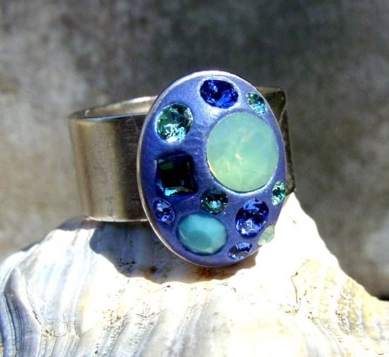 Ösen Blau Swarovski Kristall Chaton Ring, Verstellbarer Sea Blue Ring Und Crystal Clay Versilberter Zinnring von BaublesHandcrafted