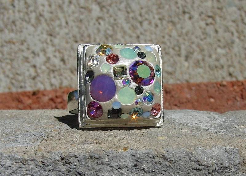 Pastell Und Silber Crystal Clay Swarovski Verstellbarer Ring Mit Einer Versilberten Zinn Basis von BaublesHandcrafted