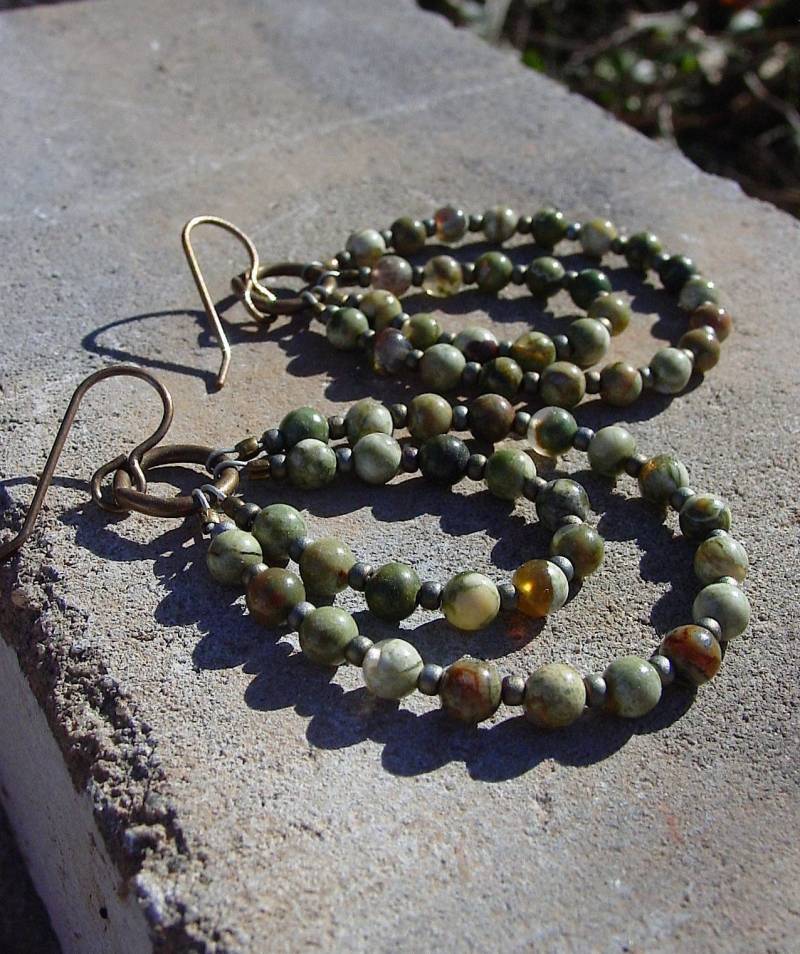 Rhyolith Und Glasrocailles Perlen Ohrringe An Messing Ohrdrähten, Unikat Ohrringe, Boho Grüne von BaublesHandcrafted